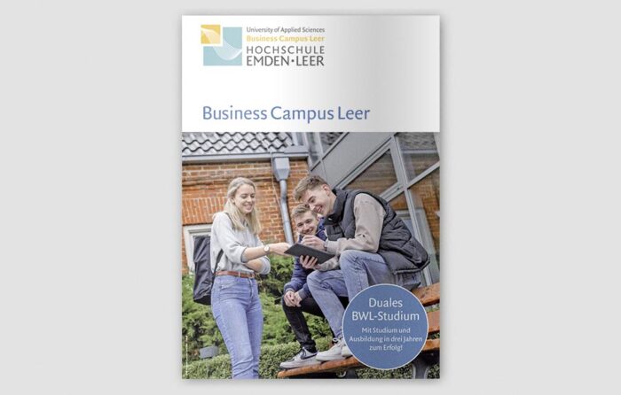 Auch in der neuen Ausgabe der Beilage „Business Campus Leer“ werden unter anderem der aktuelle Stand, die Entwicklung neu entstandener Schwerpunktbereiche sowie die enge Kooperation mit der regionalen Wirtschaft sowie die guten Zukunftsaussichten für die Absolventen porträtiert.