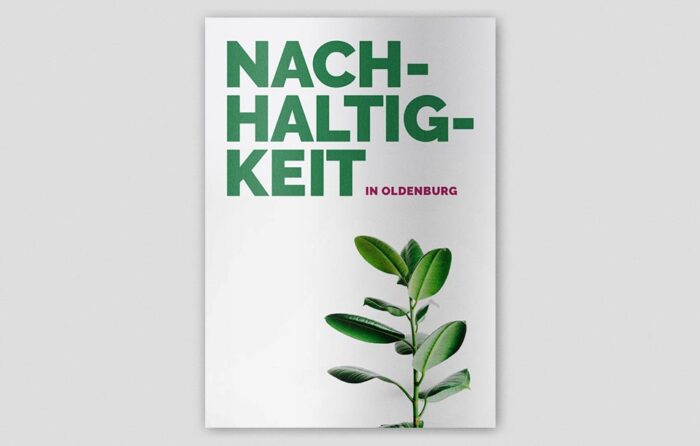 Oldenburg ist nicht nur ein überaus attraktiver Wirtschaftsstandort, auch beim Thema Nachhaltigkeit ist die Huntestadt längst auf dem Weg, sich zukunftsfähig zu machen.  Das wird sie auch müssen, immerhin will Oldenburg bis 2035 klimaneutral werden. Die Beilage „Nachhaltigkeit in Oldenburg“ zur IHK-Zeitschrift „Oldenburgische Wirtschaft“ beschreibt in einem spannenden Mix aus Bild- und Textbeiträgen nicht nur, wie weit Oldenburg in verschiedenen Bereichen gekommen ist, sondern auch wie zeitgemäß und zukunftsorientiert die Wirtschaft heute schon ist.