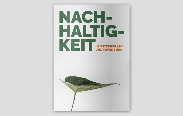 Nichts kann bleiben, wie es ist  – diese Tatsache ist längt am Wirtschaftsstandort Ostfriesland und Papenburg angekommen. Die Zukunftsfähigkeit hängt elementar davon ab, wie nachhaltig agiert wird. Alles ist im Wandel. Und diesen will man dort nicht als Bedrohung sehen, sondern als Chance, Neues zu entwickeln. Mit Erfolg. Die Beilage „Nachhaltigkeit in Ostfriesland und Papenburg“ zur IHK-Zeitschrift „Wirtschaft Ostfriesland und Papenburg“ beschreibt in einem spannenden Mix aus Bild- und Textbeiträgen nicht nur, wie weit Ostfriesland und Papenburg in verschiedenen Bereichen gekommen ist, sondern auch wie zeitgemäß und zukunftsorientiert die Wirtschaft heute schon ist.